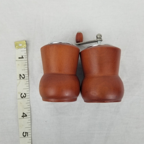 Vintage Wood Salt & Pepper shakers - Picture 5 of 12